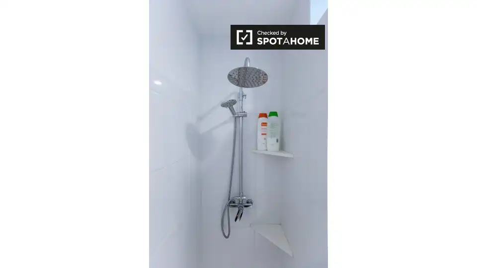 Baño de Piso de alquiler en Barcelona con Aire acondicionado, Calefacción y Amueblado