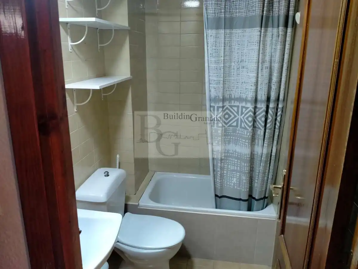 Badezimmer von Wohnung zur Miete in Granada mit Terrasse, Möbliert und Gemeinschaftspool