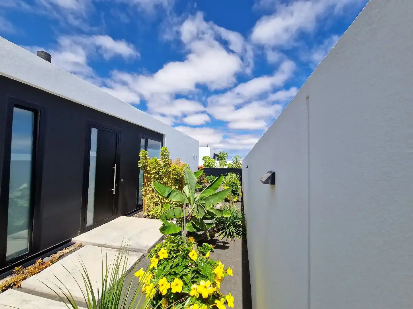 Außenansicht von Wohnung zum Verkauf in La Oliva mit Klimaanlage, Privatgarten und Schwimmbad