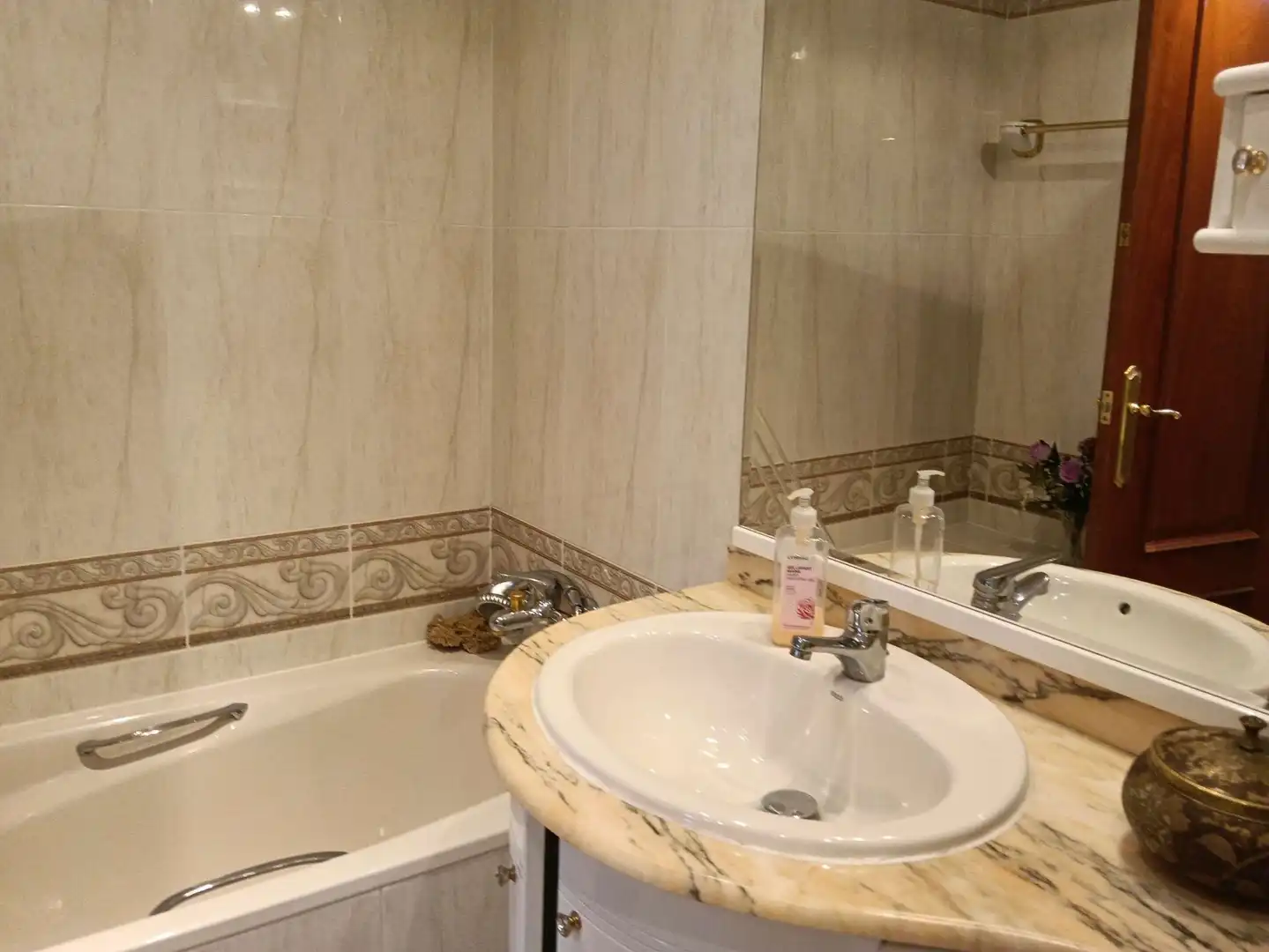 Bathroom of Flat for sale in Zaragoza  with Heating, Terrace and Furnished