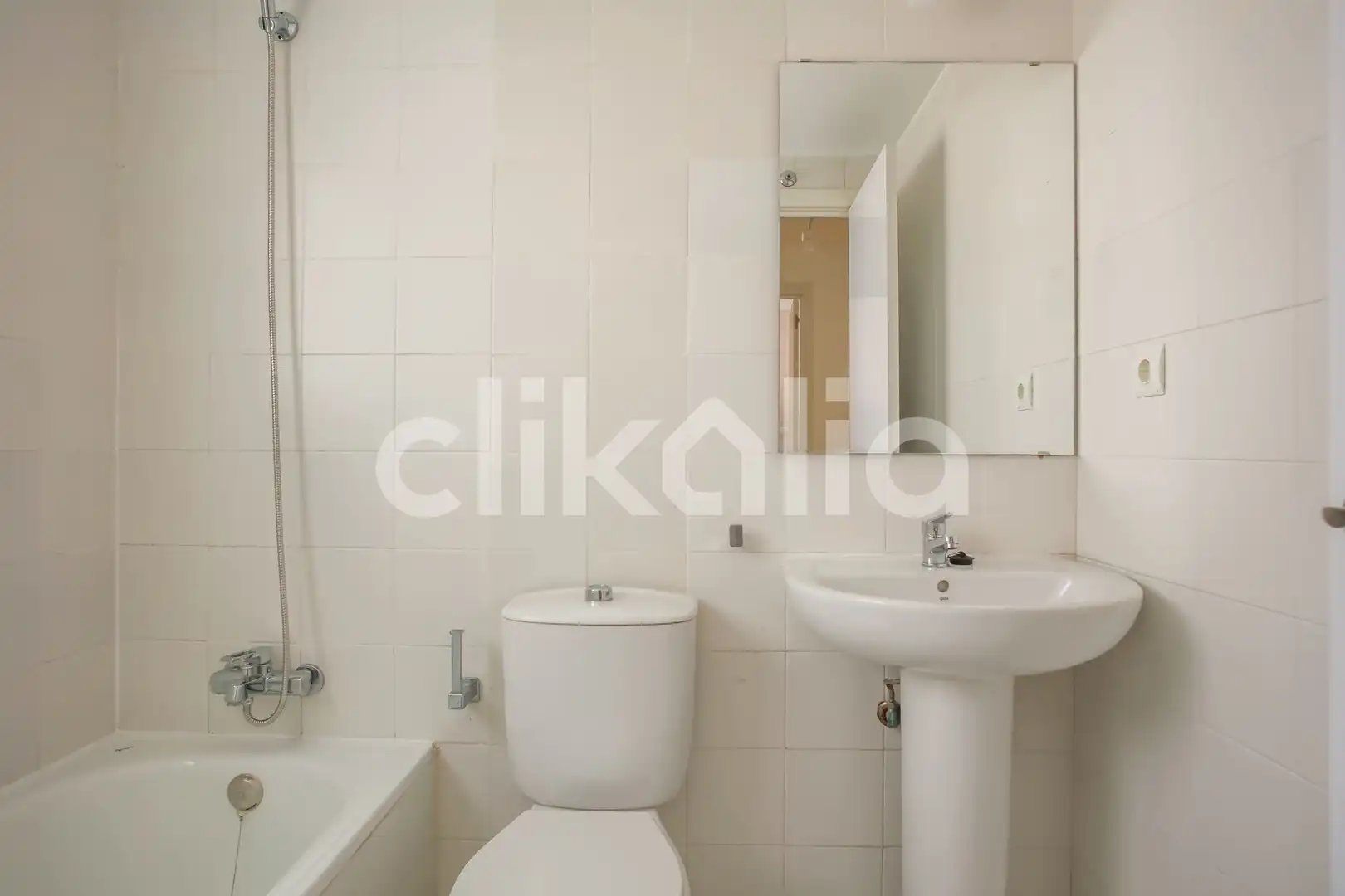 Baño de Piso en venta en Madrid con Calefacción, Trastero y Piscina
