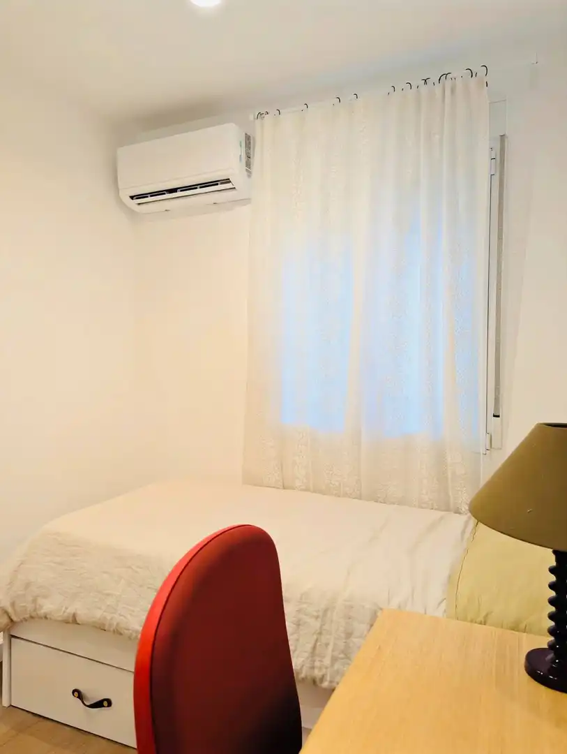Dormitori de Apartament de lloguer en Madrid amb Calefacció, Parquet i Terrassa