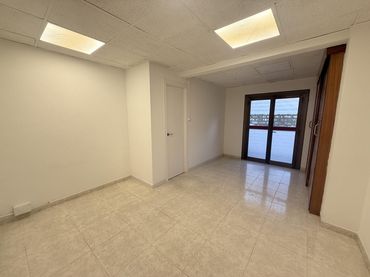 Bajo en venta en calle de la Constitució