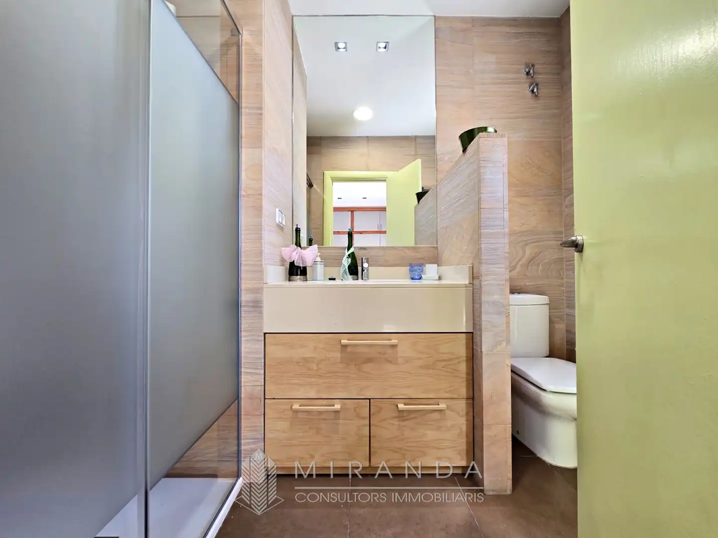 Baño de Casa adosada de alquiler con opción a compra en Breda con Aire acondicionado, Calefacción y Parquet