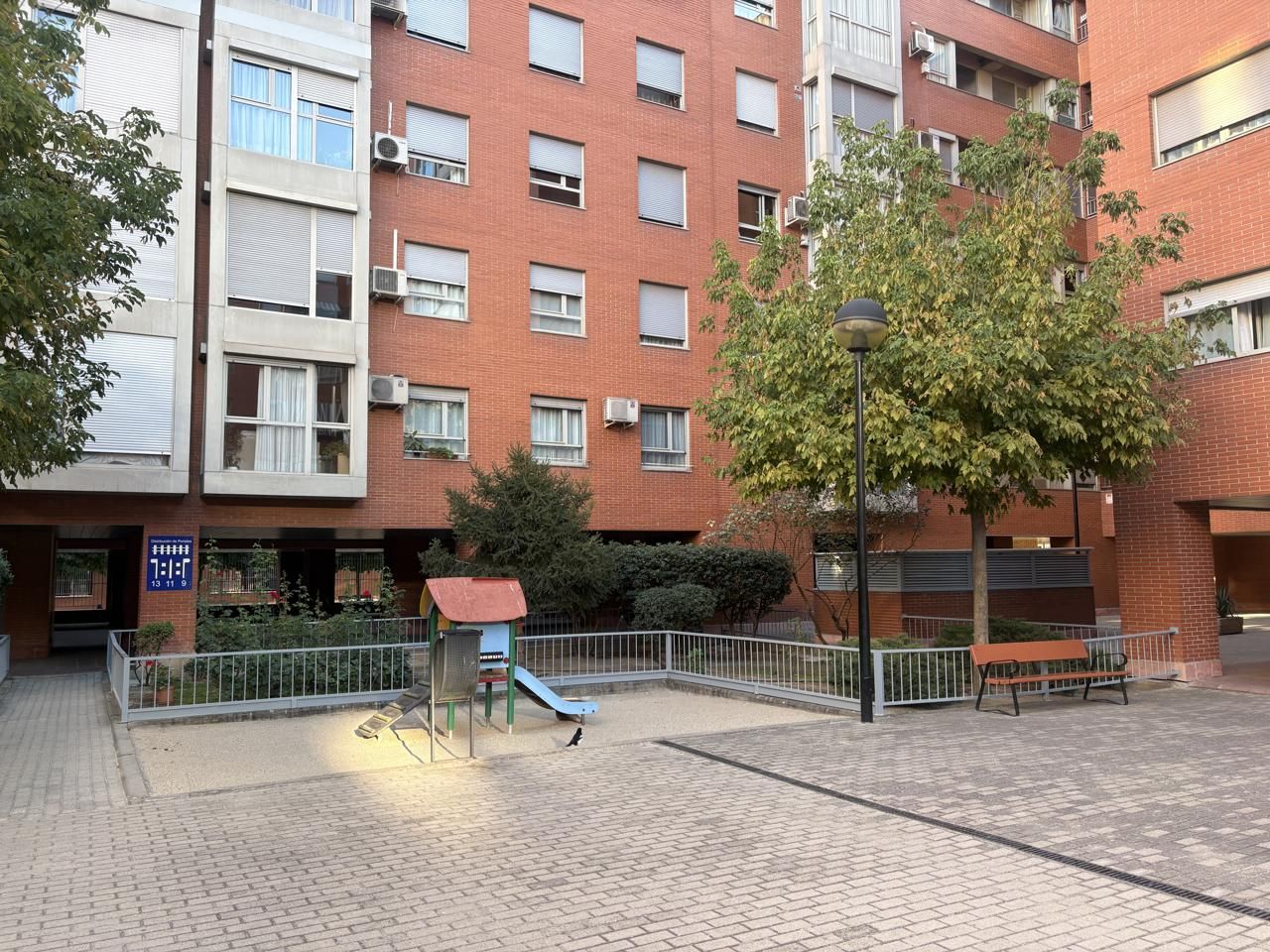 Vista exterior de Pis en venda en  Madrid Capital amb Calefacció, Parquet i Piscina comunitària