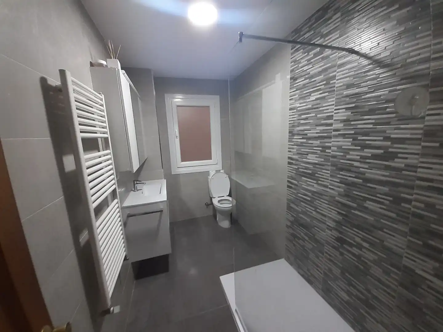Badezimmer von Wohnung zur Miete in Ourense Capital  mit Heizung, Parkett und Möbliert