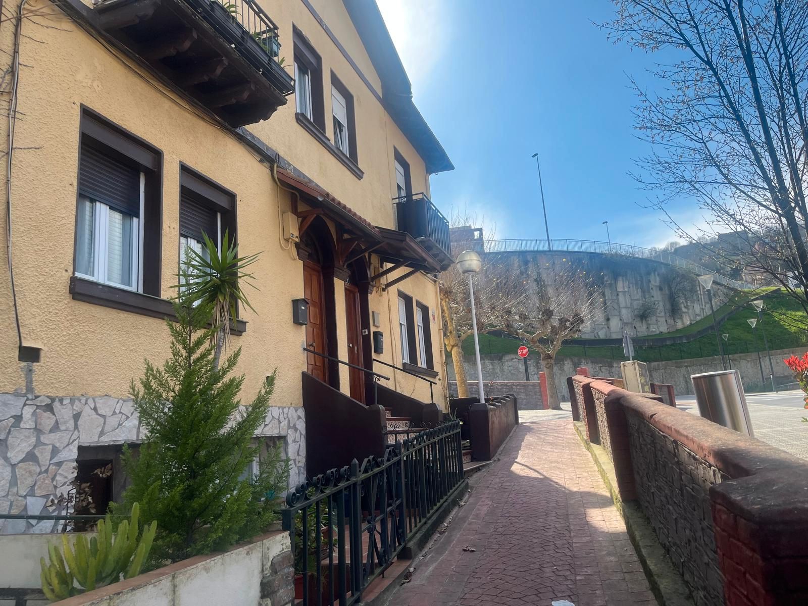 Vista exterior de Casa adosada en venda en Bilbao  amb Calefacció, Jardí privat i Terrassa