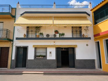 Casa amb balcó en venda a Plaza ALCALDE MANUEL BENITES RUFO
