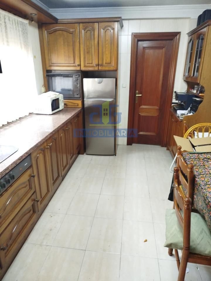 Cuina de Pis en venda en León Capital  amb Calefacció, Parquet i Terrassa