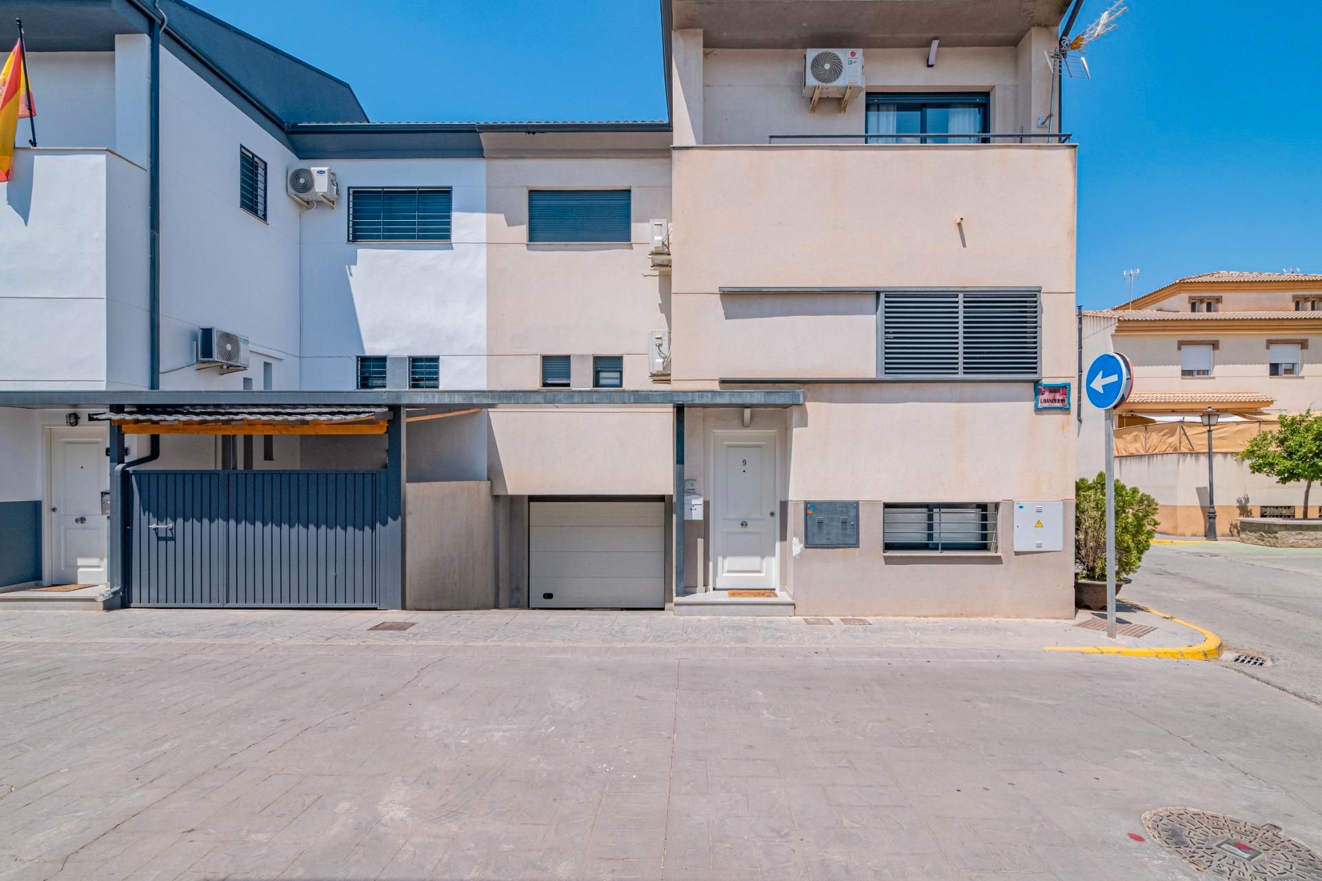 Exterior view of Single-family semi-detached for sale in Vegas del Genil  with Air Conditioner, Storage room and Furnished