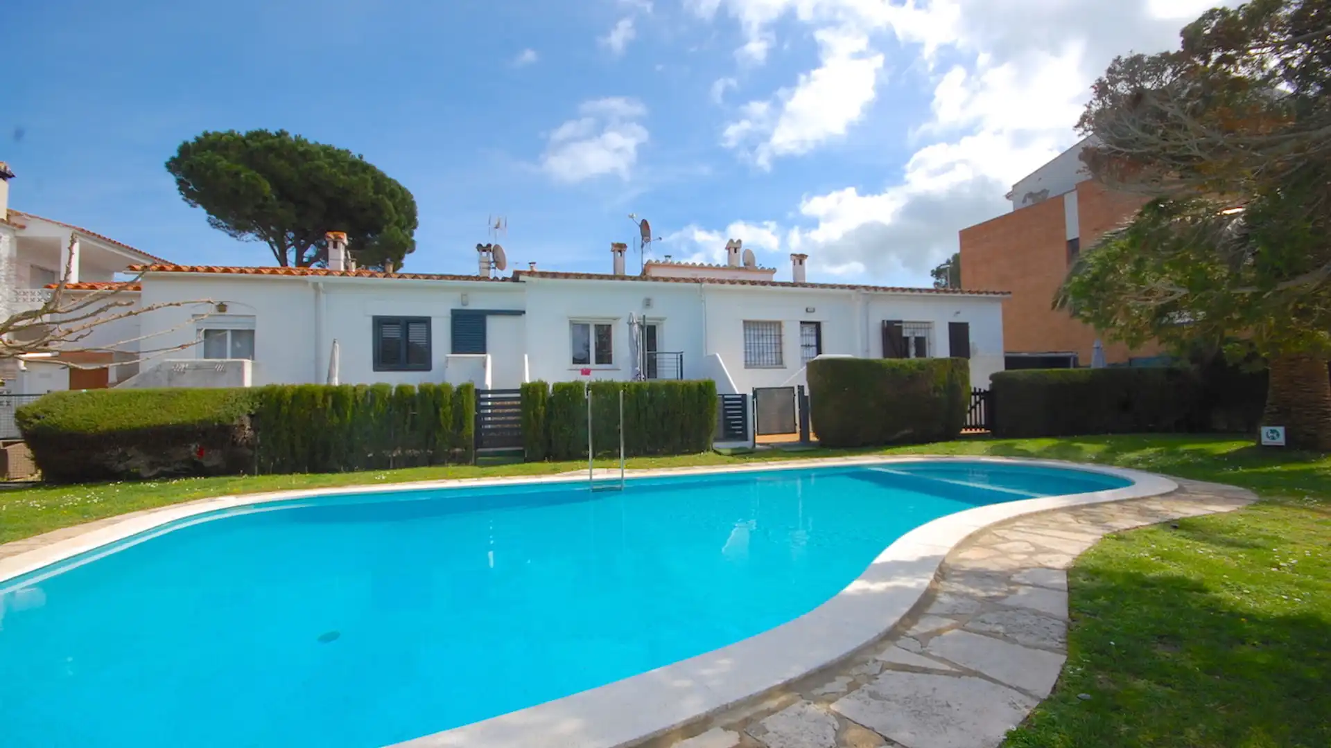 Piscina de Casa adosada en venda en L'Escala amb Aire condicionat, Calefacció i Jardí privat
