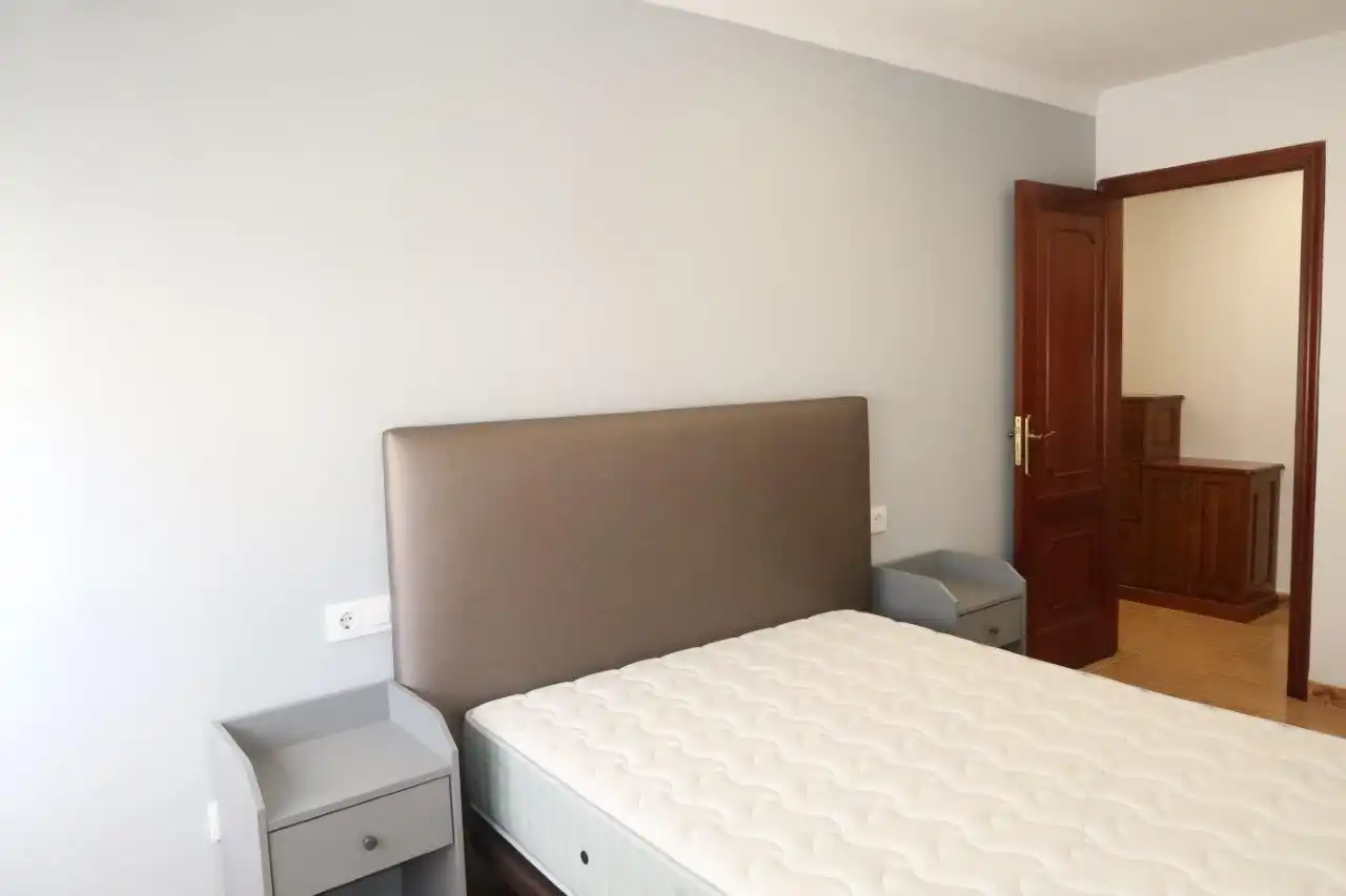 Schlafzimmer von Wohnung zur Miete in A Coruña Capital  mit Heizung und Möbliert