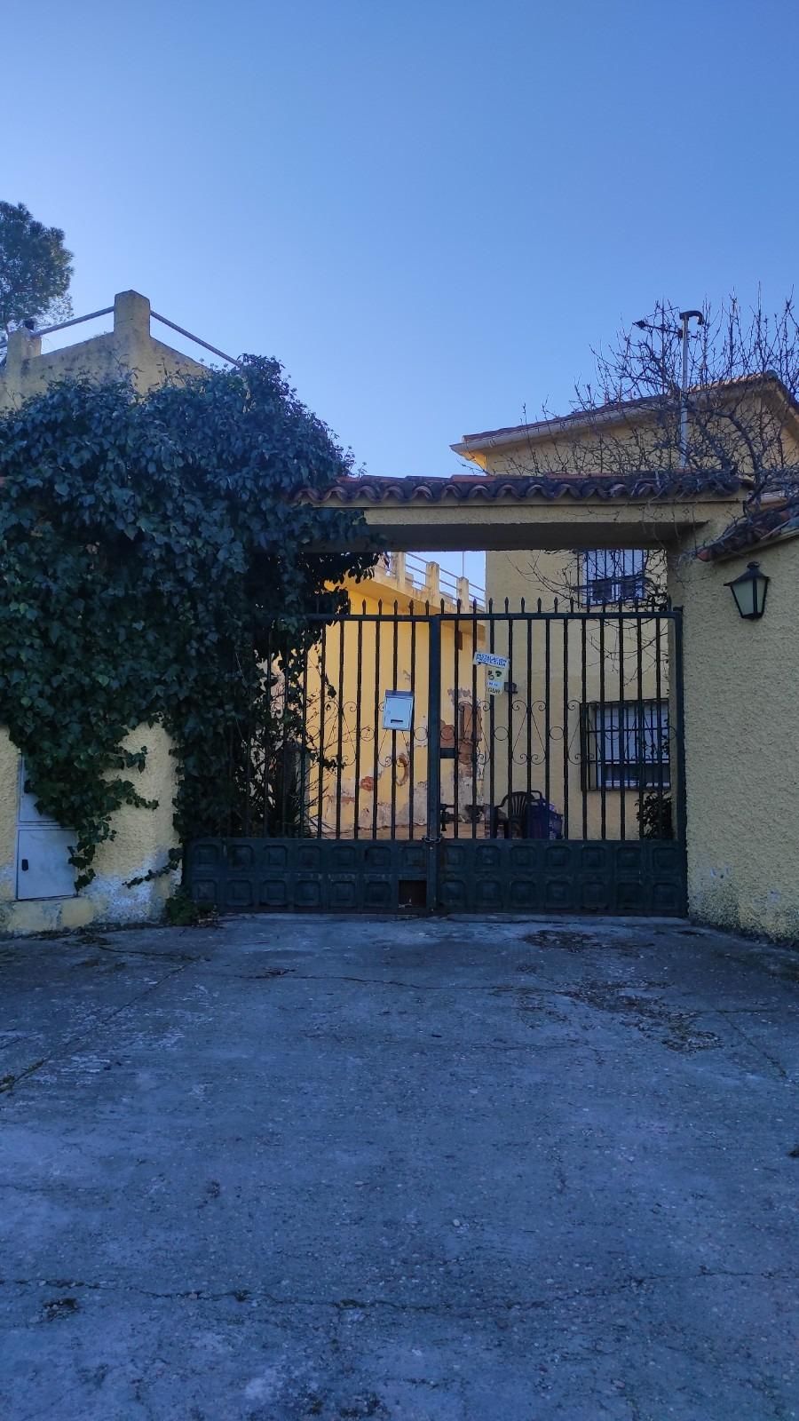 Vista exterior de Casa o xalet en venda en Chinchón amb Jardí privat i Piscina comunitària