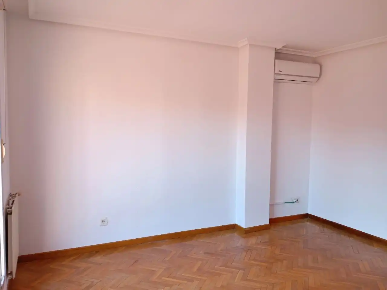 Schlafzimmer von Dachboden zur Miete in Madrid mit Klimaanlage, Heizung und Parkett
