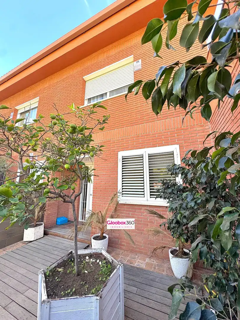 Außenansicht von Einfamilien-Reihenhaus zum Verkauf in Reus mit Klimaanlage, Heizung und Privatgarten