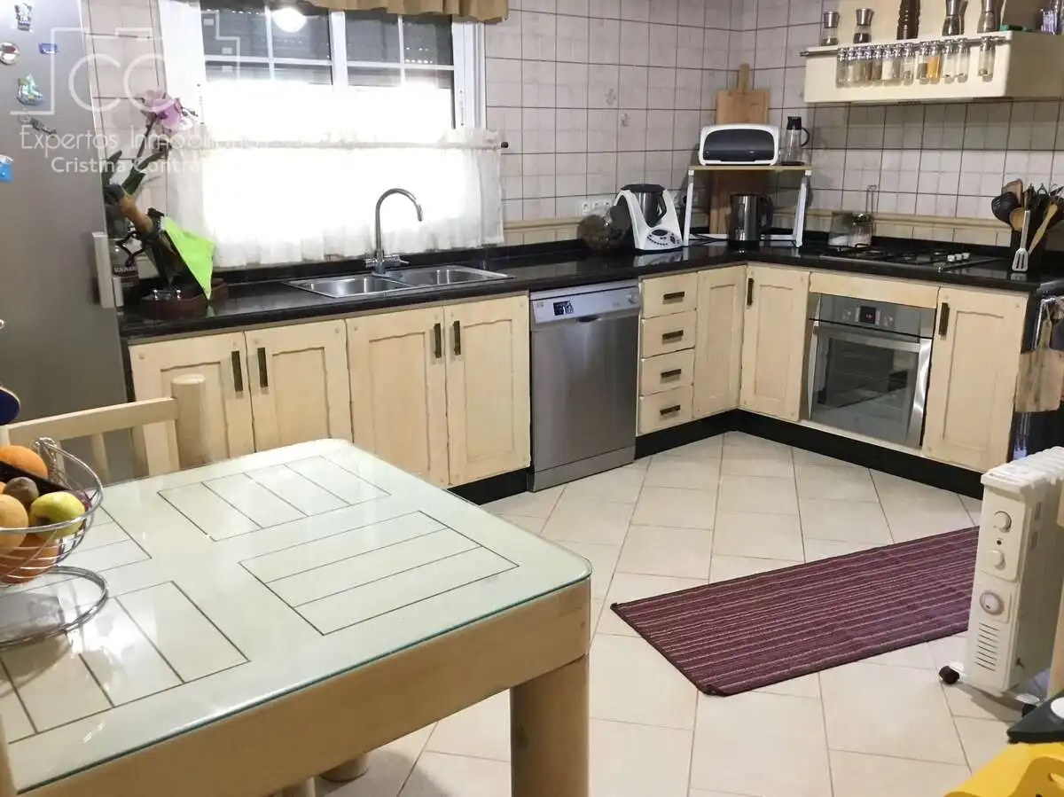 Cuina de Casa o xalet en venda en Sevilla amb Aire condicionat, Traster i Piscina