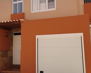 Exterior view of House or chalet for sale in Santa Lucía de Tirajana  with Air Conditioner, Terrace and Swimming Pool