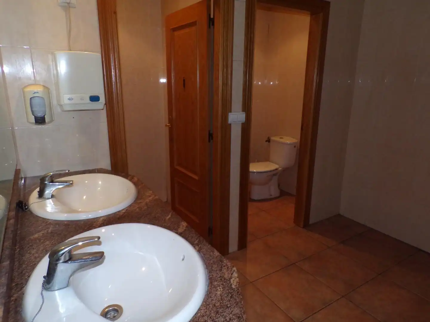 Bathroom of Commercial properties for sale in Castellón de la Plana / Castelló de la Plana  with Air Conditioner, Terrace and Furnished