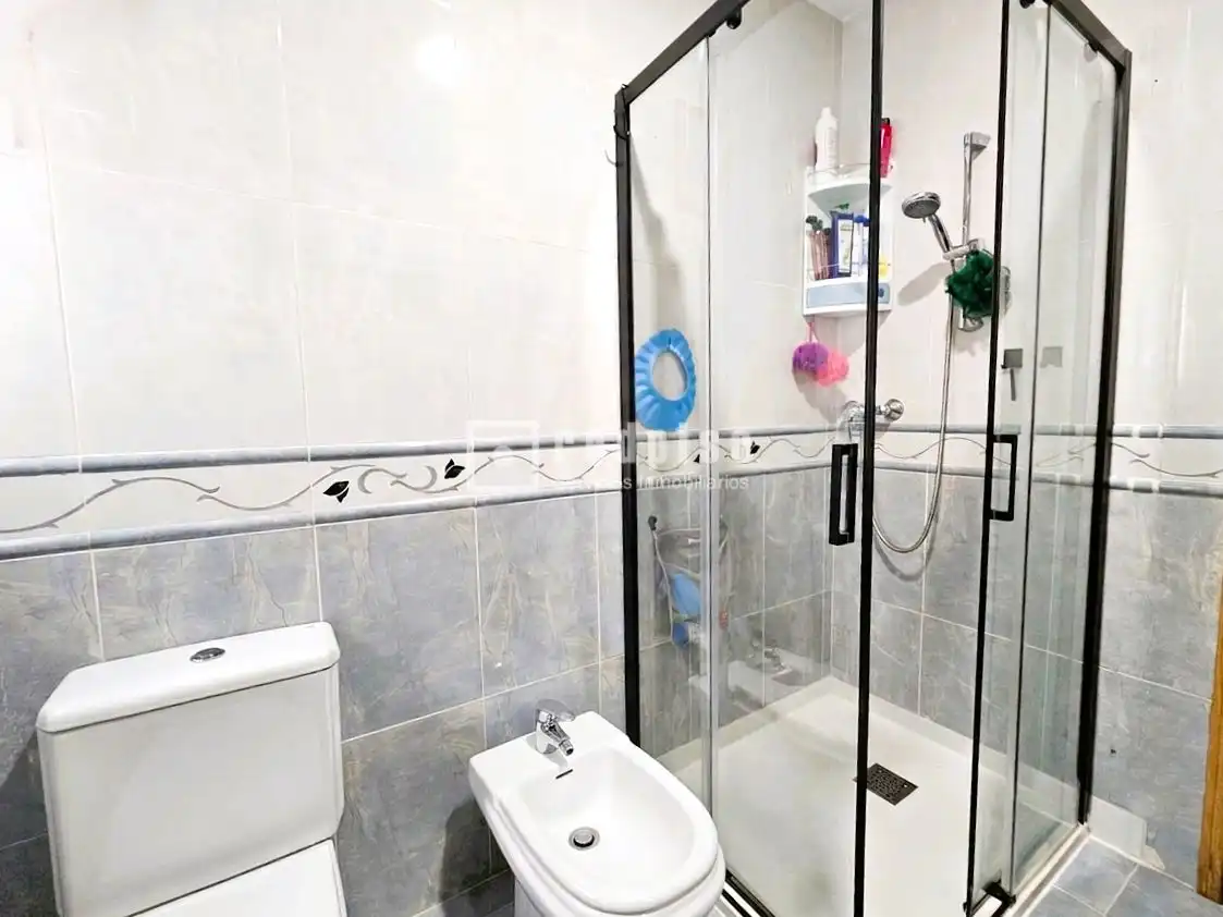Bathroom of Flat for sale in Parla  with Air Conditioner, Heating and Terrace