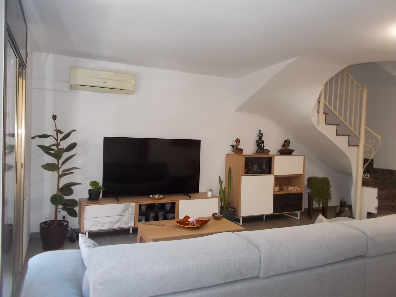 Sala d'estar de Casa adosada en venda en Badalona amb Aire condicionat, Terrassa i Traster