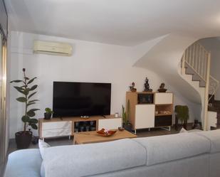 Sala d'estar de Casa adosada en venda en Badalona amb Aire condicionat, Terrassa i Traster