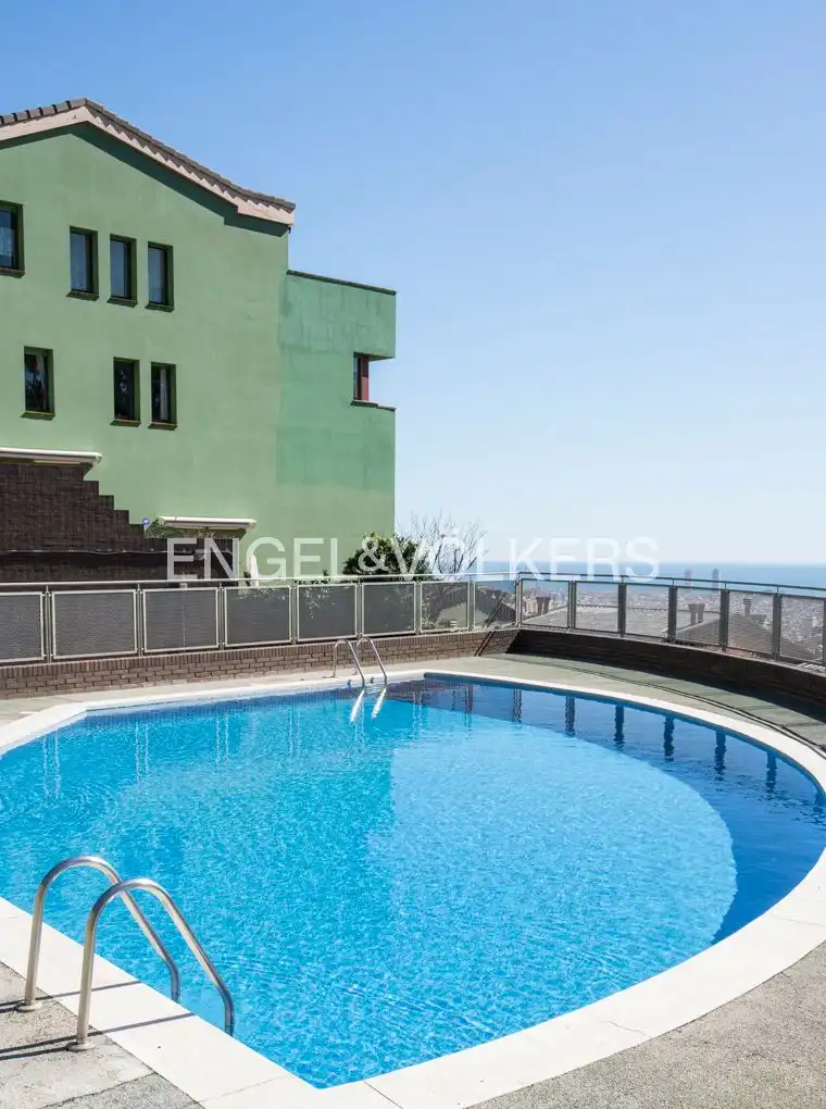 Schwimmbecken von Einfamilien-Reihenhaus zur Miete in Barcelona mit Heizung, Terrasse und Schwimmbad