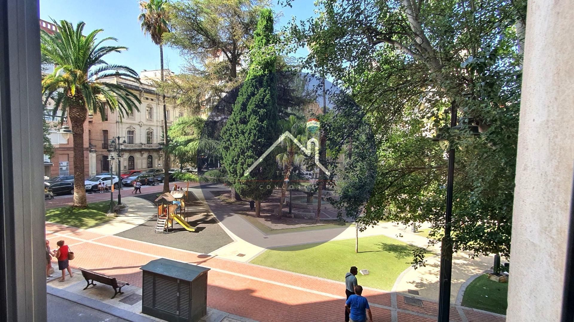 Vista exterior de Pis en venda en Alcoy / Alcoi amb Aire condicionat, Calefacció i Jardí privat
