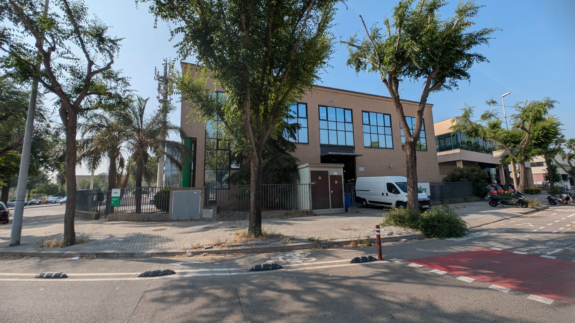 Exterior view of Office to rent in L'Hospitalet de Llobregat  with Air Conditioner and Heating