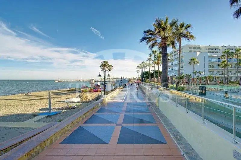 Vista exterior de Pis en venda en Torremolinos amb Aire condicionat i Piscina comunitària