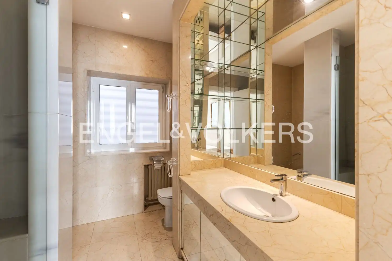 Baño de Piso en venta en Valencia con Aire acondicionado, Calefacción y Balcón