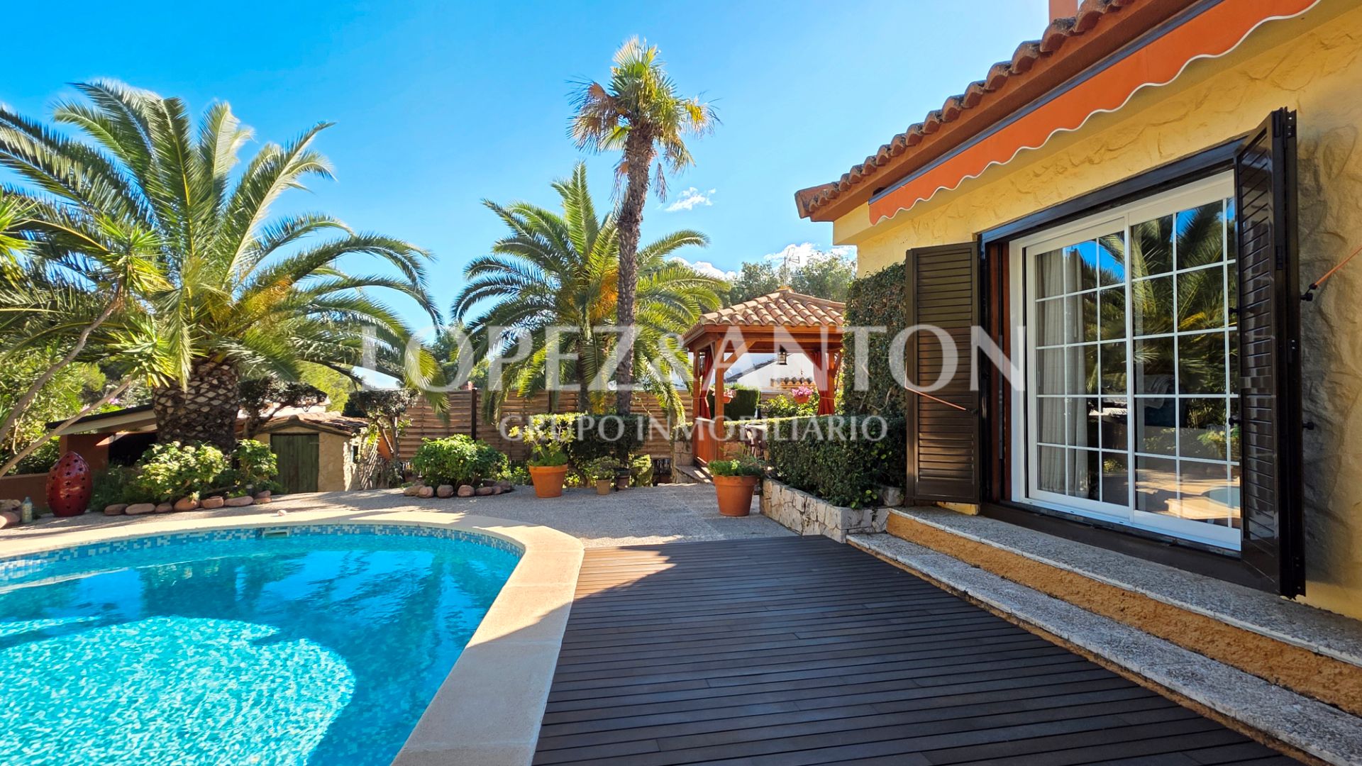 Vista exterior de Casa o xalet en venda en L'Eliana amb Aire condicionat, Calefacció i Jardí privat