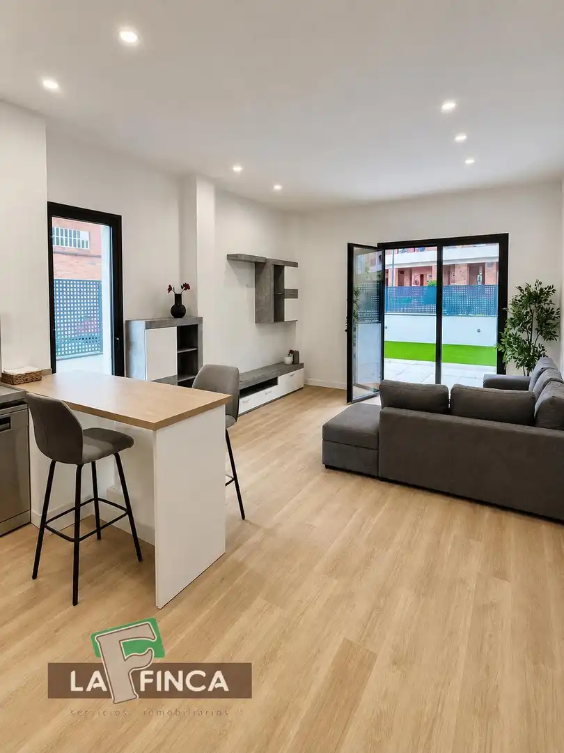 Sala de estar de Piso en venta en Oviedo  con Calefacción, Parquet y Terraza