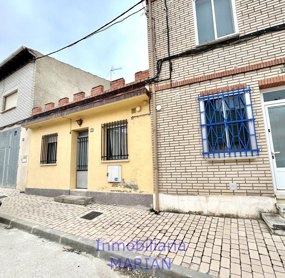 Vista exterior de Casa o xalet en venda en Adrada de Haza amb Moblat