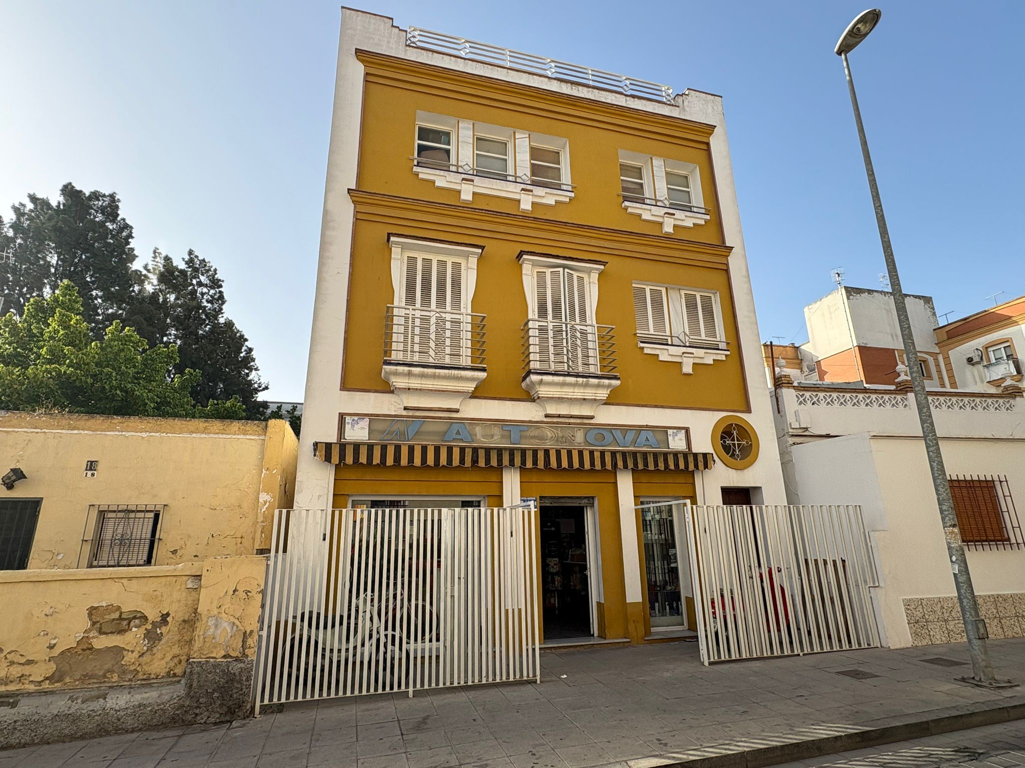 Vista exterior de Edifici en venda en Sanlúcar de Barrameda