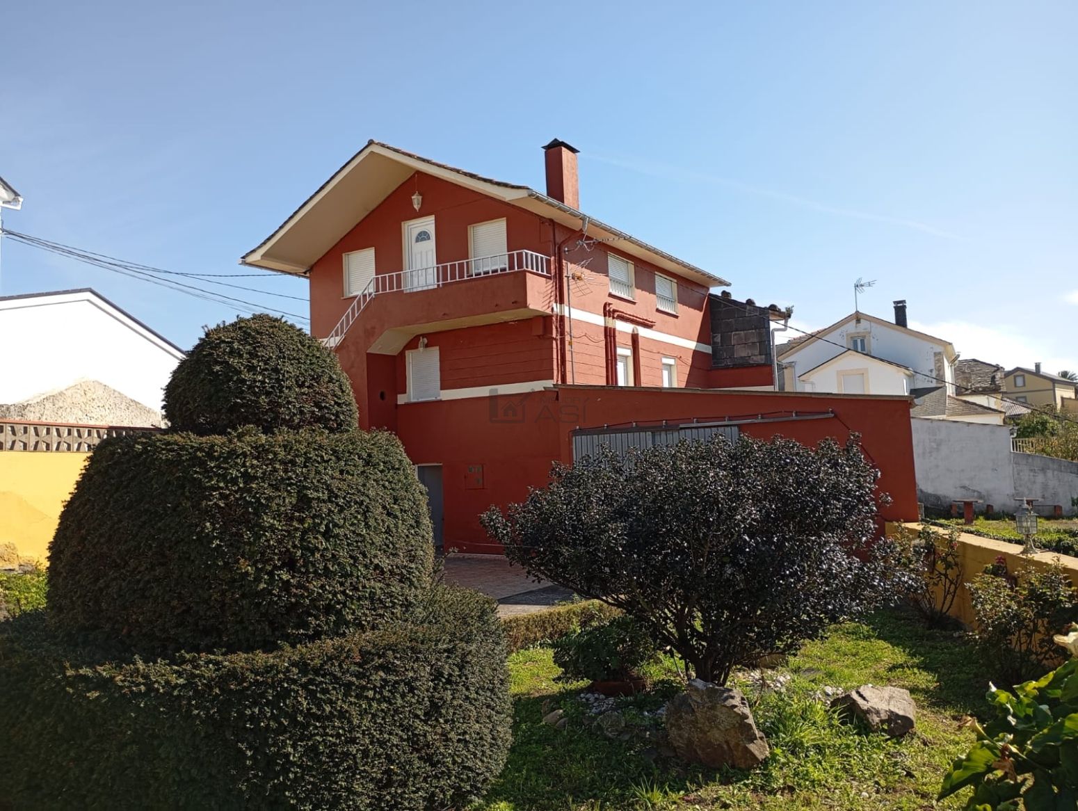 Vista exterior de Casa adosada en venda en Coaña amb Calefacció, Jardí privat i Parquet