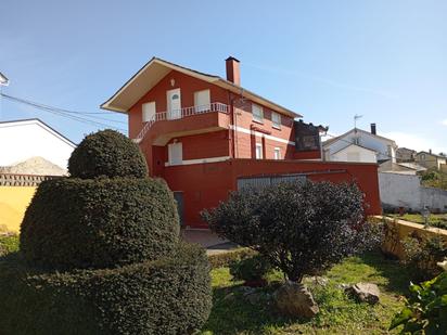 Vista exterior de Casa adosada en venda en Coaña amb Calefacció, Parquet i Terrassa