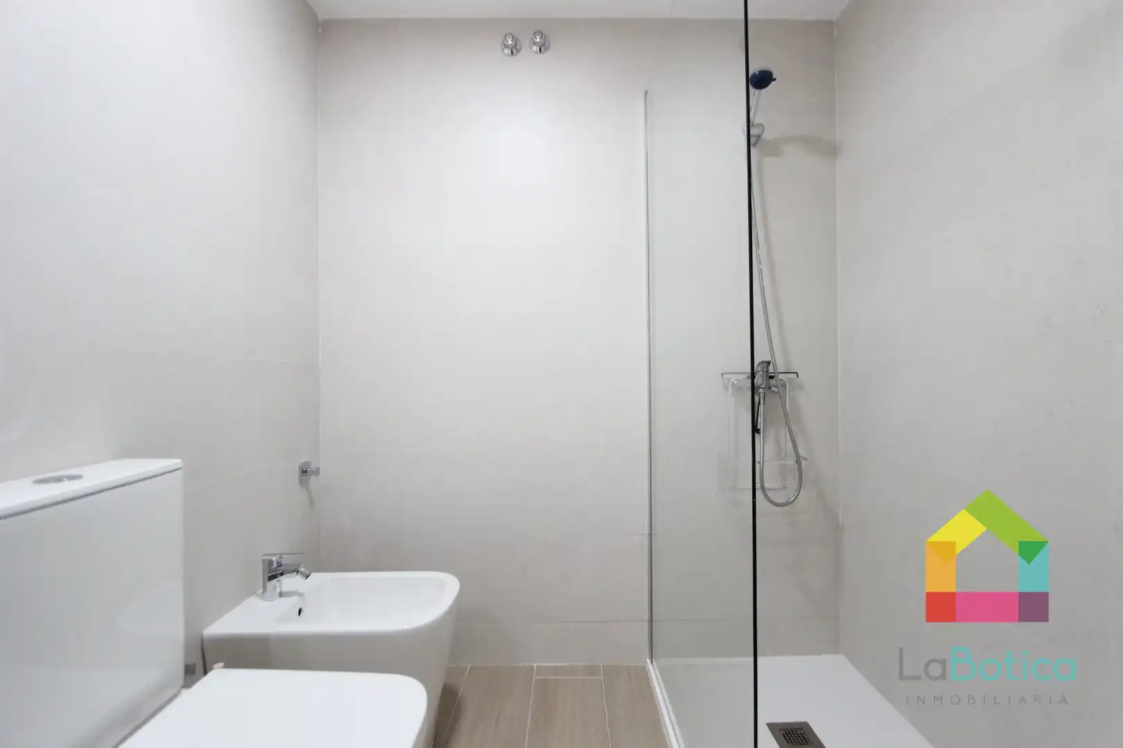 Bathroom of Flat for sale in Toledo  with Air Conditioner and Heating