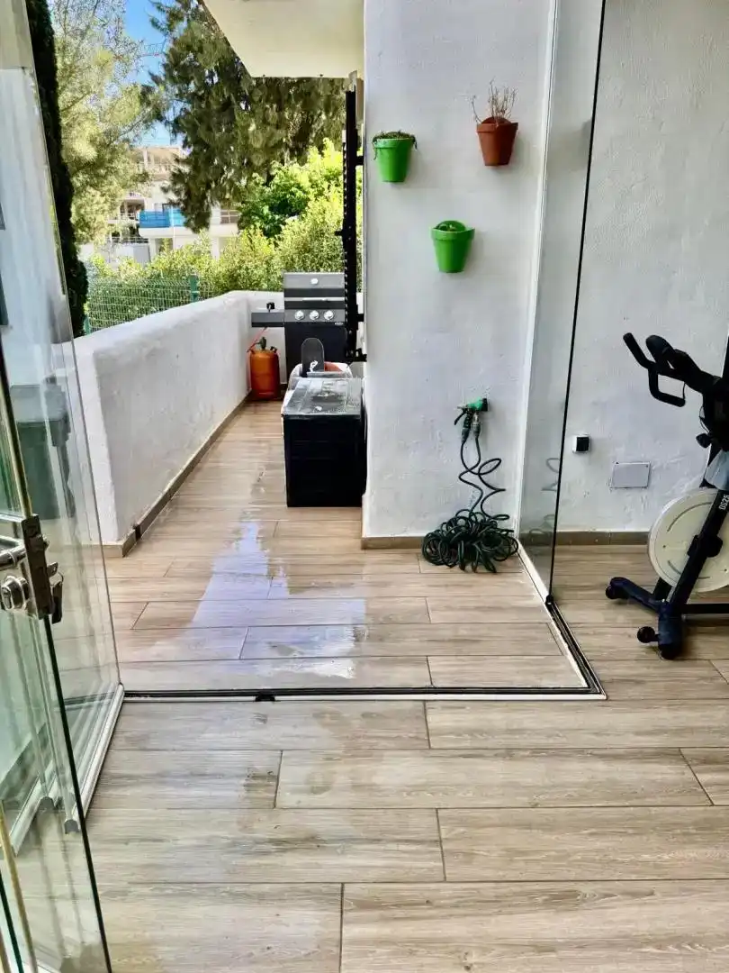 Terrasse von Wohnungen zum Verkauf in Casares mit Klimaanlage, Schwimmbad und Balkon