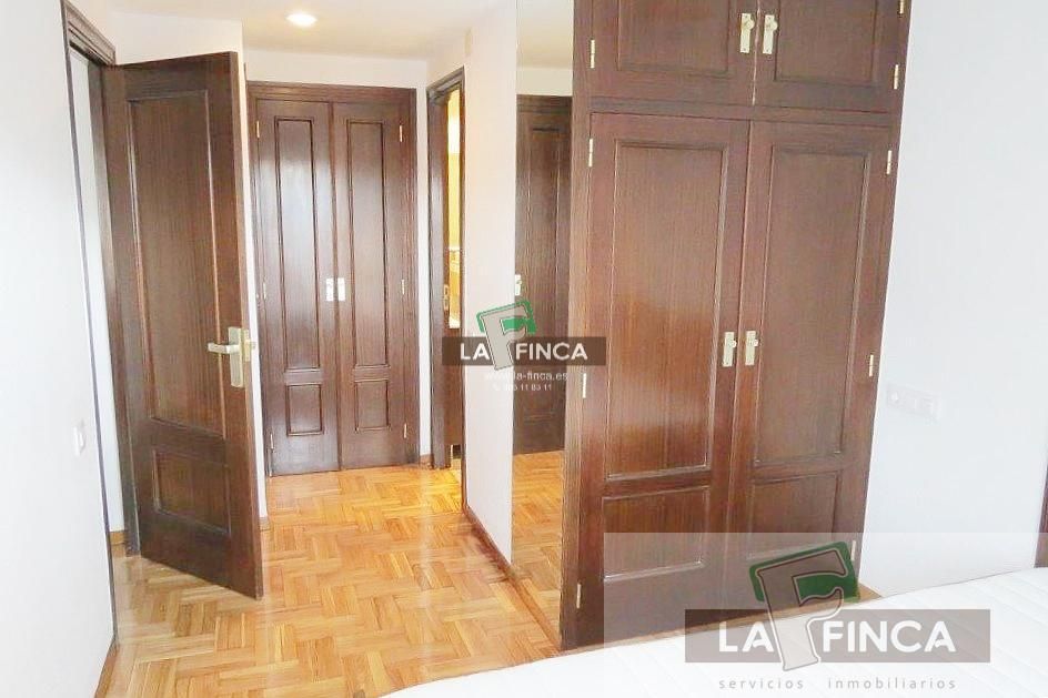 Habitación de Apartamento en venta en Oviedo  con Calefacción