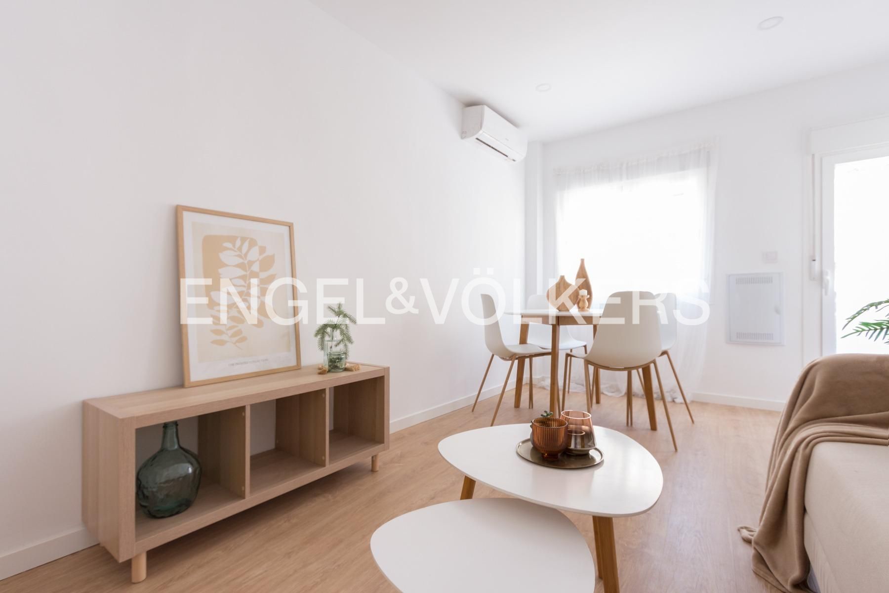 Sala d'estar de Apartament en venda en  Sevilla Capital amb Aire condicionat, Calefacció i Parquet
