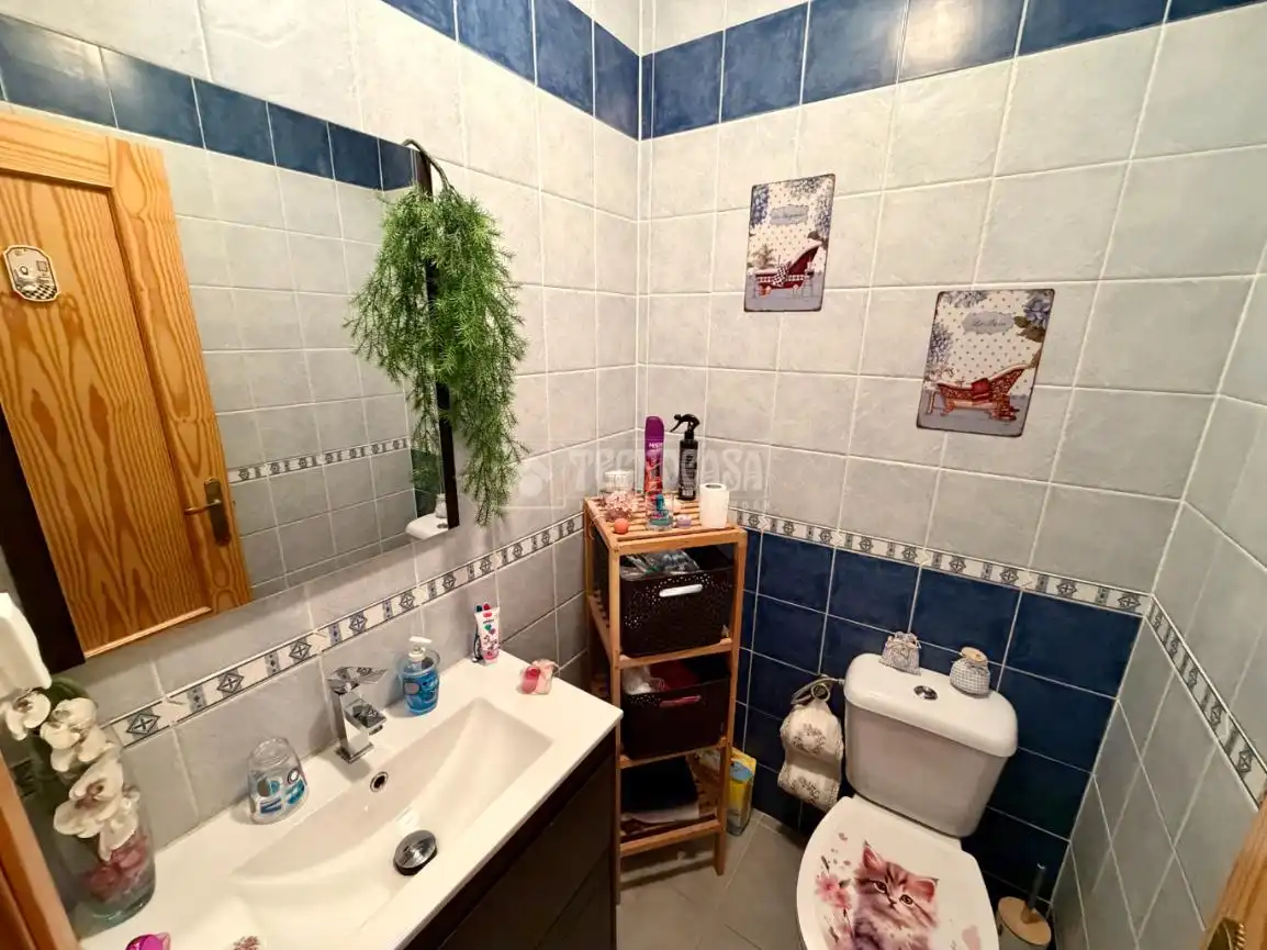 Badezimmer von Einfamilien-Reihenhaus zum Verkauf in Azuqueca de Henares mit Klimaanlage und Heizung