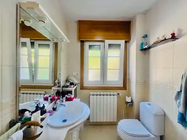 Baño de Casa o chalet en venta en Carral con Calefacción, Jardín privado y Parquet