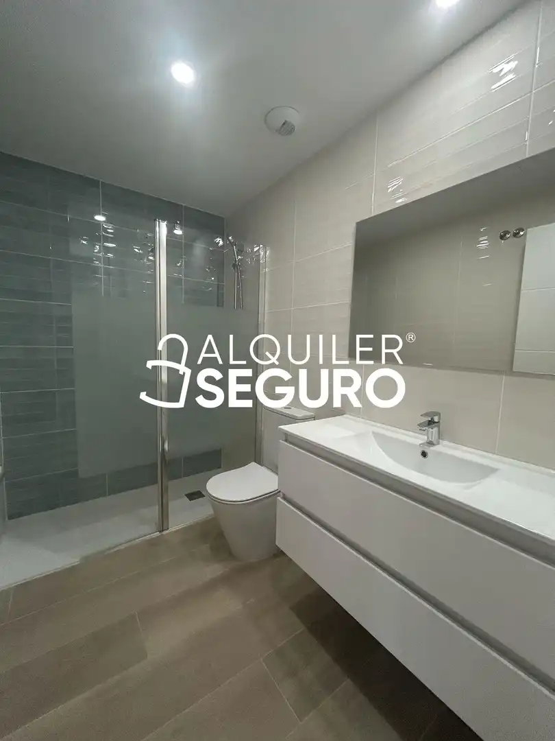 Baño de Piso de alquiler en Torrejón de Ardoz con Aire acondicionado, Calefacción y Trastero