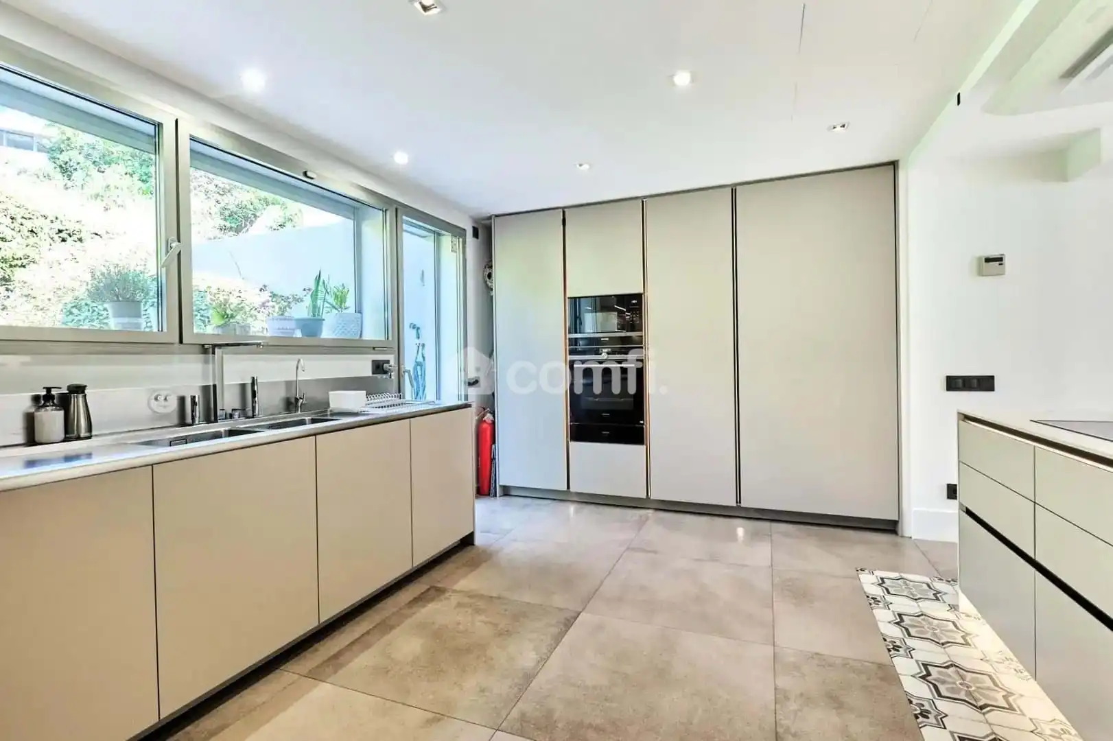 Küche von Einfamilien-Reihenhaus zum Verkauf in Barcelona mit Klimaanlage, Heizung und Terrasse