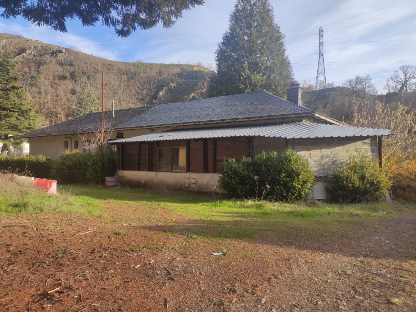Vista exterior de Casa adosada en venda en Palacios del Sil amb Calefacció