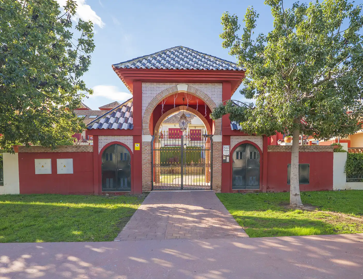 Vista exterior de Casa adosada en venta en Benalmádena con Terraza, Piscina y Internet