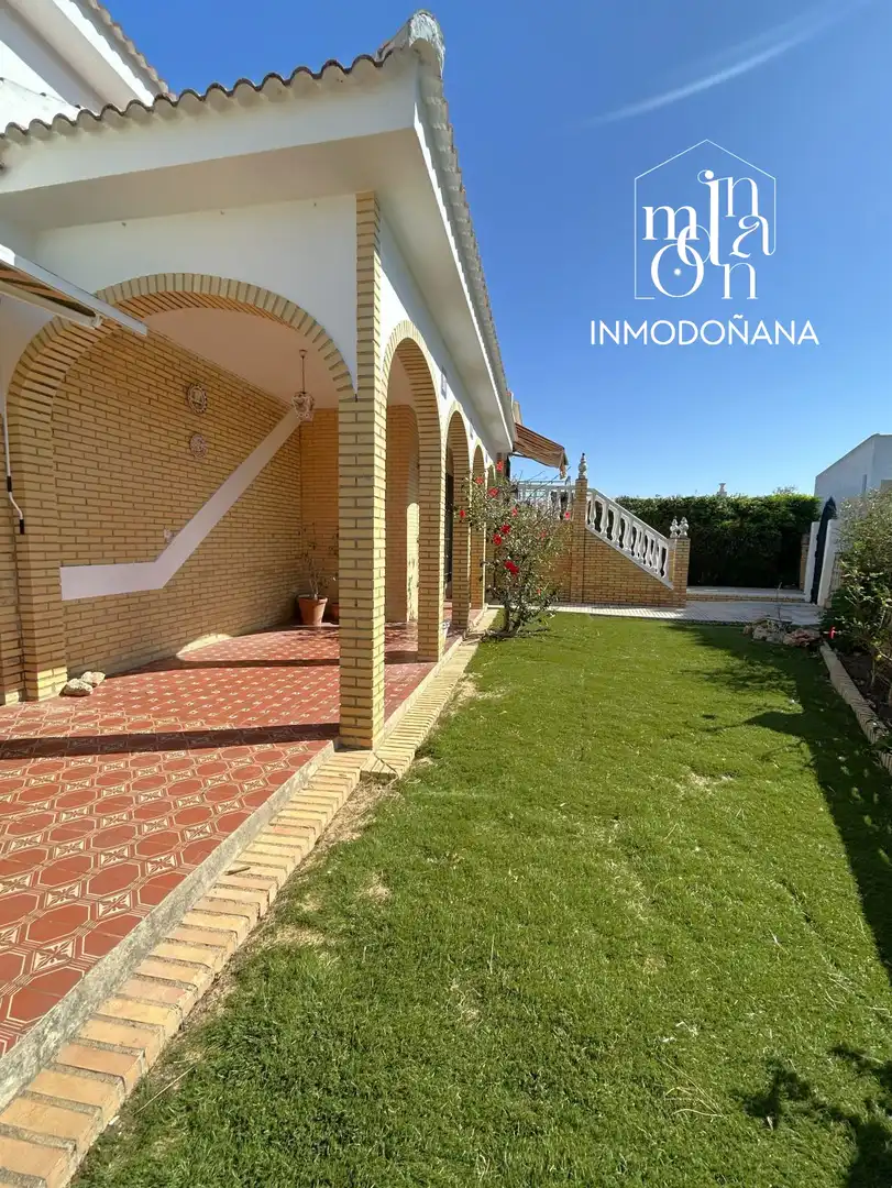 Vista exterior de Casa o xalet en venda en Almonte amb Jardí privat, Terrassa i Moblat