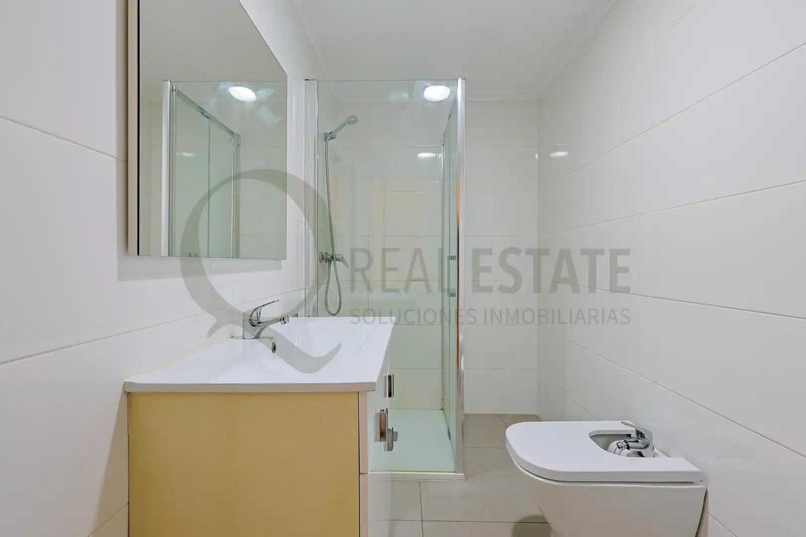 Badezimmer von Wohnung zum Verkauf in Alicante / Alacant mit Klimaanlage, Heizung und Privatgarten