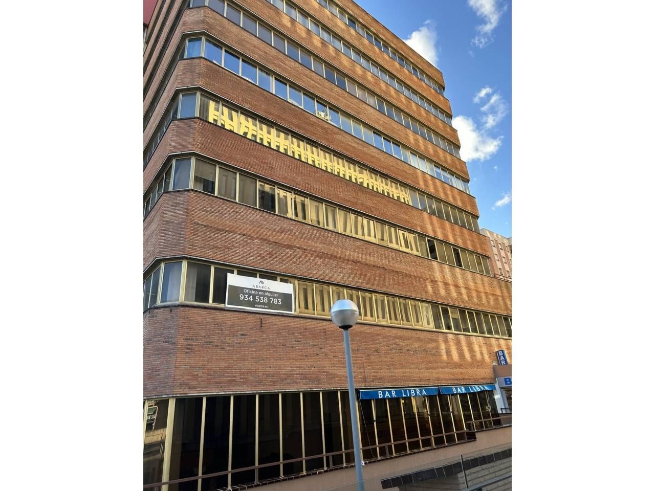 Vista exterior de Oficina de lloguer en L'Hospitalet de Llobregat amb Aire condicionat i Alarma