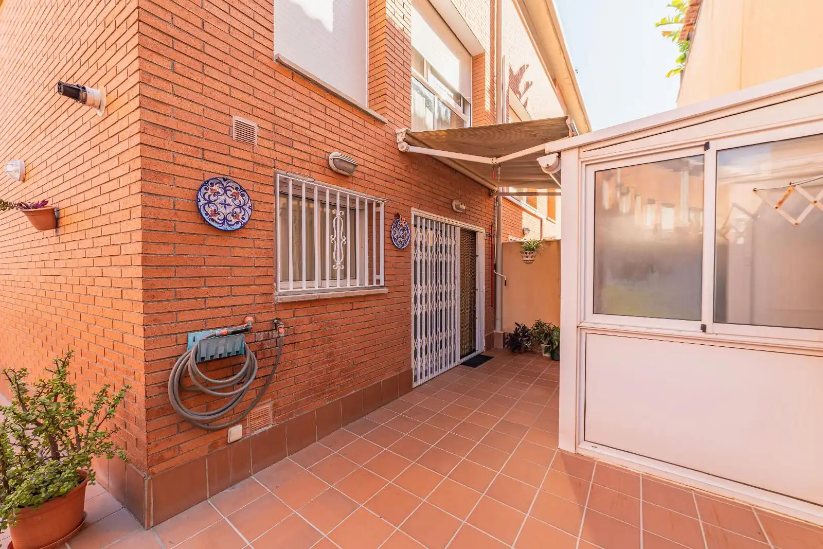 Vista exterior de Casa adosada en venda en Arenys de Mar amb Aire condicionat, Calefacció i Jardí privat